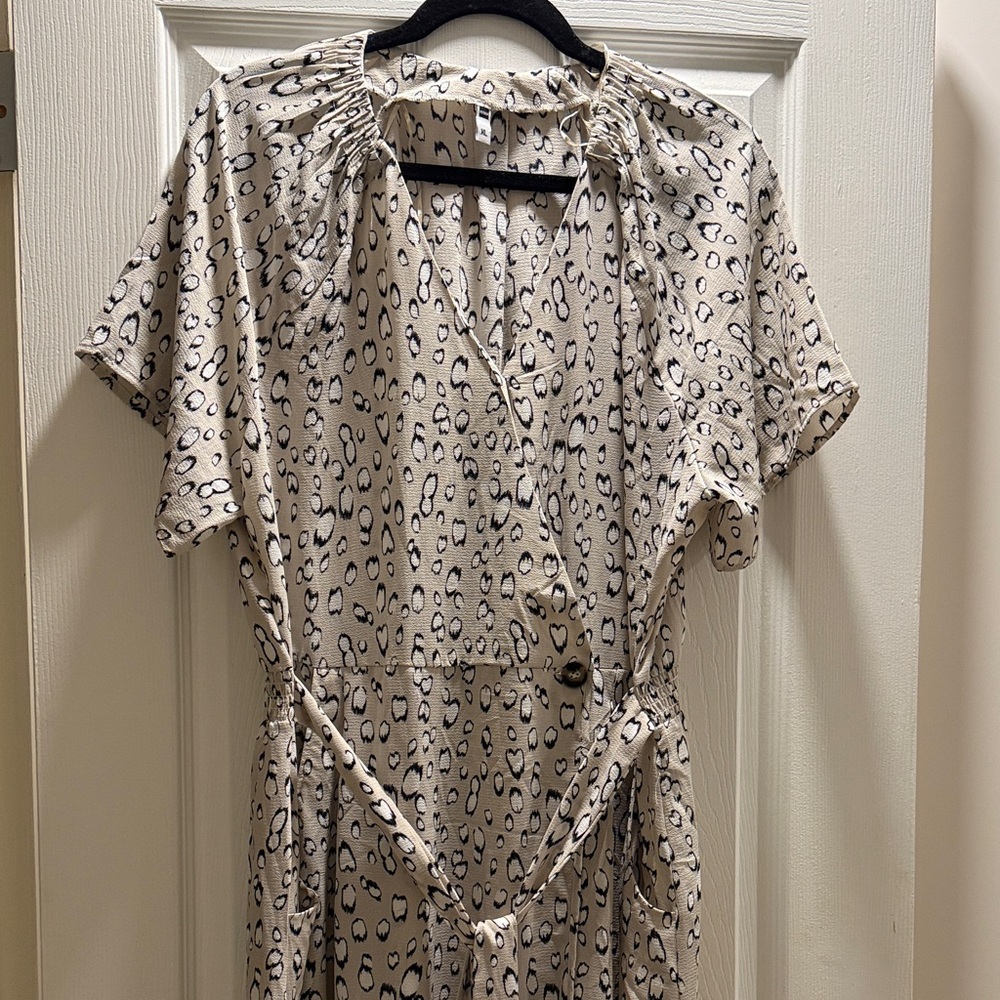 HEMA Elegant Animal Print V-Neck dress